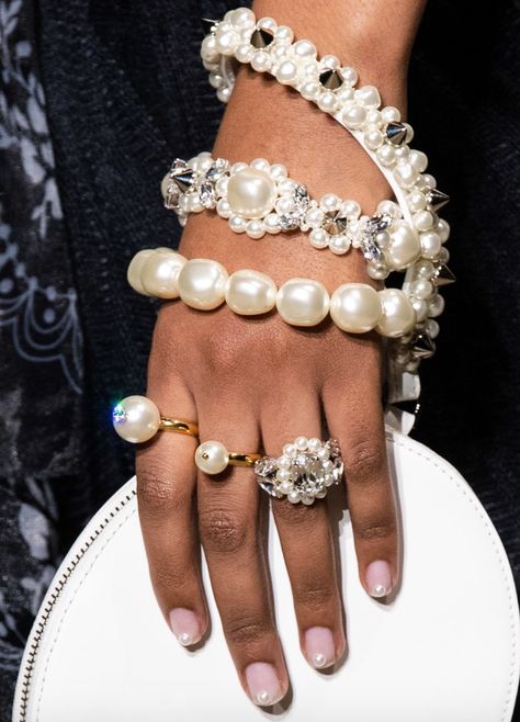 Yiqing Yin, Vogue Beauty, Jewelry Diamond, Trend Fashion, Clueless, Fashion Details, Pearl Jewelry, Pearl White, Diamond Bracelet