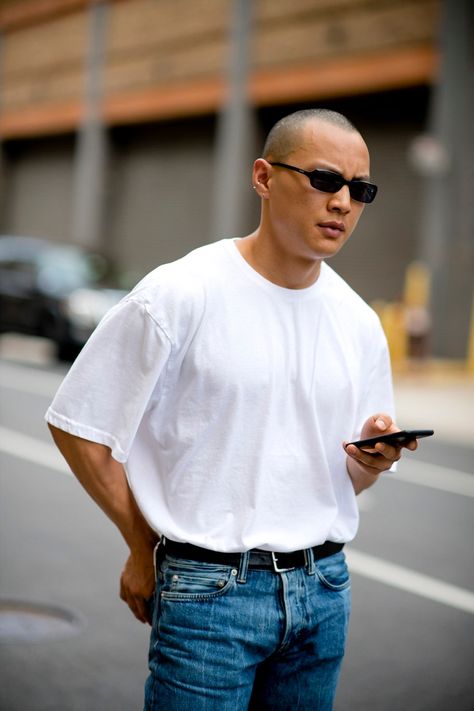 Oversized Shirt Men Outfits, Tucked In Shirt Outfit, Oversized Shirt Men, New York Fashion Week Men, Summer Street Style, Men's Street Style, Shirt Outfit Men, Plain Pants, Men Street Fashion