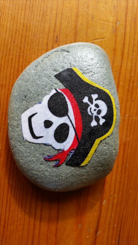 Pirate Painted Rocks, Pirate Rock Painting, Rocks Pirates, Omnipod Painting, Pirate Rock, Painted Garden Rocks, Halloween Rocks, Stone Art Painting, Happy Stones