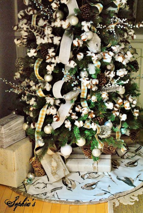 Inspirations by D: Decorating with Cotton Stems Decorating With Cotton, Cotton Christmas Tree, Christmas Homes, Christmas Classroom Treats, Botanical Christmas, Cotton Bolls, Cotton Gin, Southern Christmas, Cotton Decor