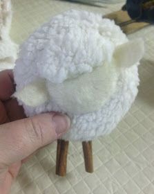 FABRIC THERAPY: A Christmas ornament tutorial...a pudgy lamb... Diy Lamb Ornament, Sheep Christmas Ornaments Diy, Lamb Ornament, Christmas Ornament Tutorial, Christmas Lamb, Snowball Ornament, Sheep Crafts, Santa Patterns, Fabric Christmas Trees