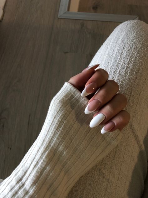 White almond nails minimalist design Nail Ideas White Almond, White And Cream Nails, White Nails Ideas Simple, Easy White Nail Designs, White Designed Nails, White Almond Nails Designs, Almond Nails White Design, White Nails With Designs Almond, Cute White Nails Designs