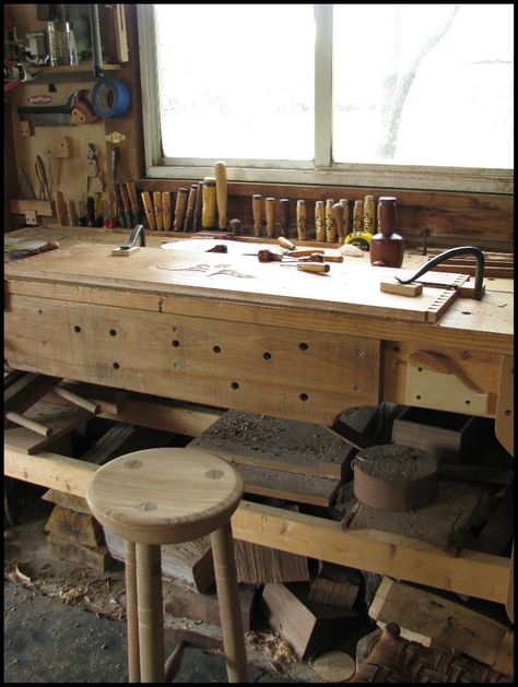 Wood Carving Studio, Carving Bench, Workbench With Drawers, Hand Tool Woodworking, Wood Shops, Garage Workshop Layout, Workbench Plans Diy, Workshop Layout, Diy Workbench