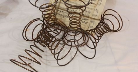 Chair Springs Repurposed, Mattress Spring Crafts, Rusty Bed Springs, Old Bed Springs, Bed Spring Crafts, Bed Spring, Garden Diy Ideas, Barb Wire, Bed Springs