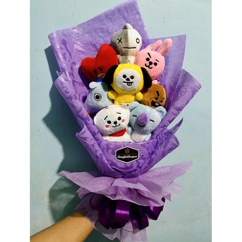 Bt21 Flower Bouquet, Bt21 Bouquet, Bts Flower Bouquet, Kpop Bouquet, Bts Bouquet, Iphone Wallpaper World, Kpop Gifts, Army Crafts, Bts Cake