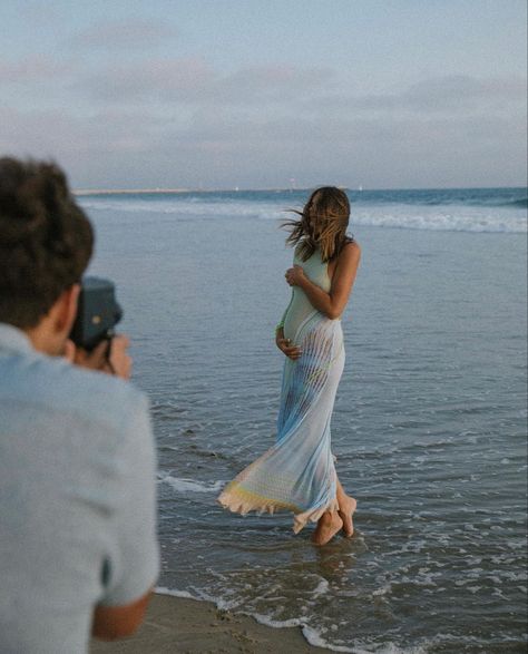 Amour Aesthetic, Babymoon Outfits, Tezza Barton, Maternity Shoot Beach, Beach Maternity Photos, Baby Announcement Pictures, Maternity Photography Poses Pregnancy Pics, Couple Pregnancy Photoshoot, Baby Announcement Photos