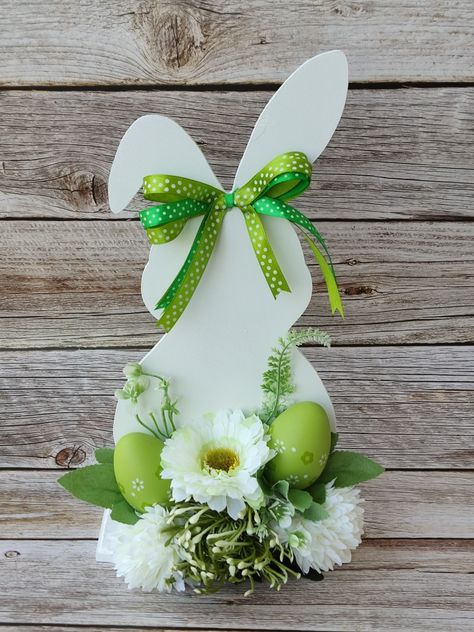 Easter Themed Gender Reveal, Easter Craft Projects, Rustic Easter Decor, Easter Craft Decorations, Homemade Home Decor, Easter Bunny Crafts, Hand Crafts For Kids, Easter Centerpieces, Holiday Crafts Christmas