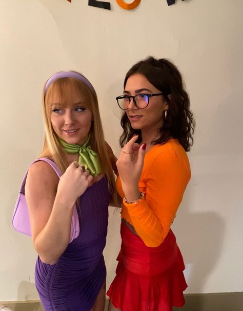 Daphne Velma Live Action, Daphne And Velma Costumes, Velma And Daphne Costume, Fred And Daphne Costume, Velma Costume, Daphne Costume, Daphne And Velma, Duo Costumes, Party Things