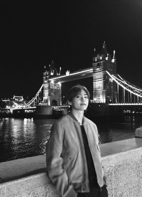 V | Taehyung hanging out in London. V Bts Wallpaper, Kim Taehyung Wallpaper, Bts Lockscreen, Fan Fiction, Daegu, V Taehyung, Bts Bangtan Boy, Bts Boys, Foto Bts