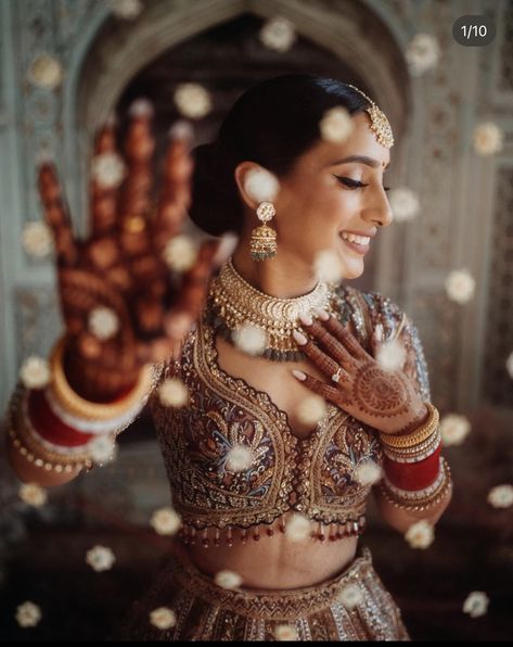 Indian Wedding Bride Poses, Bengali Wedding Poses, Creative Wedding Photography Indian, Bride Astethic, Bridal Solo Poses, Solo Bride Photos, Wedding Photos Poses Indian, Bridal Poses Indian Wedding Photos, Bride Makeup Photoshoot