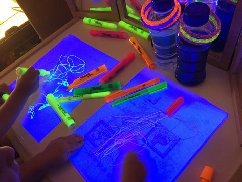 Dark Drawing Ideas, Glow In The Dark Activities, Glow Party Games, Play Ideas For Kids, Glow Projects, Sensory Play Ideas, Glow Crafts, Neon Crafts, Mystery Parties