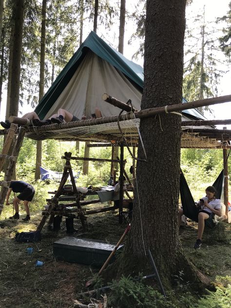 Hanging Tents Tree Camping, Forest Fort Ideas, Woodland Camp, Larp Camp, Tree Tent Camping, Outdoor Forts, Camping Images, Bushcraft Shelter, Tree Camping