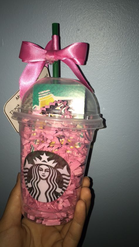 Starbucks Birthday Gift Ideas, Starbucks Cup Gift Ideas, Starbucks Gift Card Aesthetic, Starbucks Cup Gift Filled, Starbucks Goodie Bags, Starbucks Basket Ideas, Starbucks Gifts, Starbucks Bouquet, Starbucks Gift Card Ideas