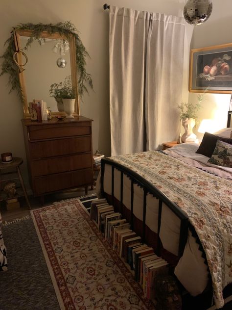 Parents Bedroom Aesthetic, Grandmas House Aesthetic Bedroom, Old Lady Bedroom Aesthetic, Grandma Style Bedroom, Cozy Grandma House, Aesthetic Carpet Bedroom, Grandma Room Aesthetic, Grandma Bedroom Aesthetic, Big Cozy Bedroom