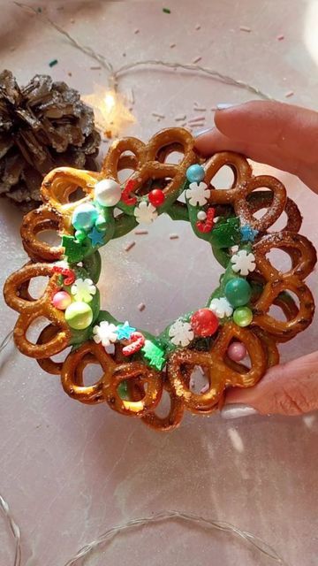 Pretzels Chocolate, Melted Candy, Oil Based Food Coloring, Holiday Desserts Christmas, Chocolate Dipped Pretzels, Candy Wreath, Diy Christmas Ornaments Easy, Mini Pretzels, Christmas Food Gifts