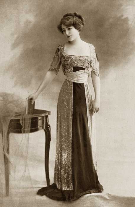 Robe-du-soir,-1910 evening dress fashion. Repinned by www.DaytonaCostumes.com :: 855.504.2787 Paris Fashion Summer, Fashion 1910, 1900s Fashion, 1910s Fashion, Dresses Ladies, Dress History, 20th Century Fashion, Edwardian Dress, Evening Dress Fashion