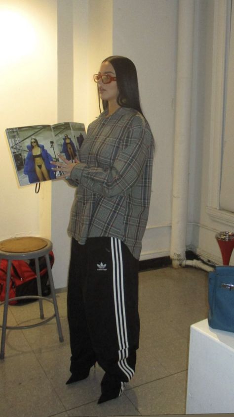 Plaid Button Down Outfit, Track Pants Outfit Casual, Adidas Track Pants Outfit, Plaid Shirt Outfit, 90s Outfit Ideas, Button Down Outfit, Track Pants Outfit, Plaid Outfit, Adidas Hose