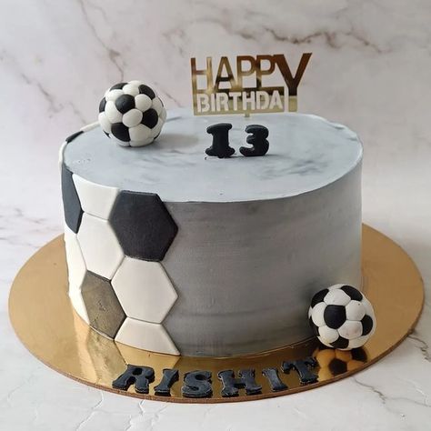 Cake For 13th Birthday Boy, Football Cakes For Boys, Bento Pasta, Football Theme Cake, Football Cake Design, Latest Birthday Cake, Cakes Without Fondant, Football Themed Cakes, Birthday Cake For Boyfriend