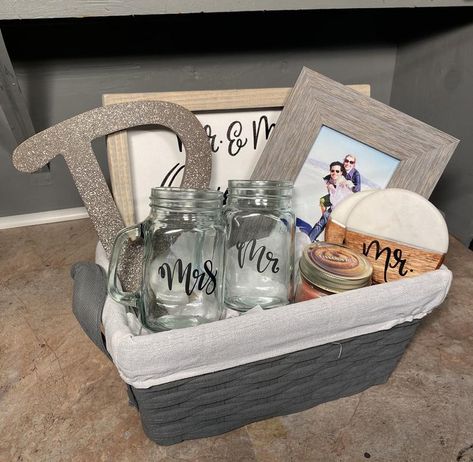 Couple Shower Gift Ideas, Engagement Gift Baskets For Couples, Engagement Gift Basket Ideas, Cricut Engagement Gift, Engagement Gifts For Couples Baskets, Newlywed Gift Basket, Engagement Hamper, Newlywed Gifts Basket, Engagement Gift Basket