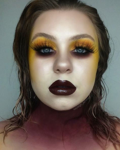 Dark Yellow Makeup, Red And Yellow Makeup Looks, Yellow Grunge Makeup, Yellow Halloween Makeup, Yellow Alt Makeup, Yellow Goth Makeup, Black And Yellow Makeup, Makeup Ideas Yellow, Artistic Makeup Ideas