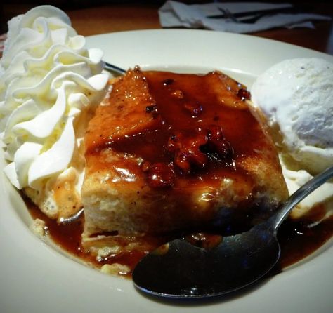 Famous Dave's Bread Pudding with Praline Sauce Recipe Famous Daves Bread Pudding, Praline Sauce Recipe, Dessert Souffle, Praline Sauce, Restaurant Recipes Famous, Cinnamon Swirl Bread, Swirled Bread, Bread Pudding Recipe, Famous Recipe