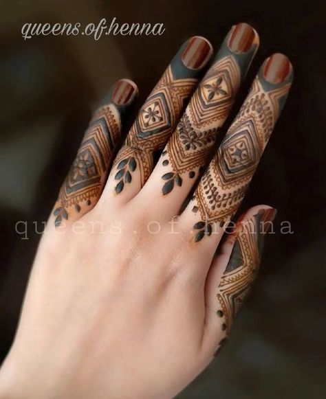 Mehendi Design For Fingers, Design Inai Simple, Inai Simple, Design Inai, Mehndi Design For Fingers, Finger Mehandi, Fingers Henna, Finger Mehndi Designs, Finger Mehendi