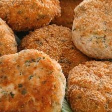 Pioneer Woman Salmon Patties, Salmon Patties With Panko Bread Crumbs, Crabby Patty Recipe, Pioneer Woman Salmon, Baked Salmon Patties, Pioneer Woman Chicken, Crabby Patties, Canned Salmon Recipes, Canned Salmon