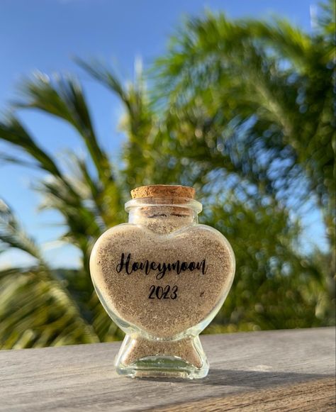 Honeymoon Sand Jar, Hawaii Honeymoon Aesthetic, Plaas Troue, Sand Jar, Honeymoon Aesthetic, Bride Essentials, Moana Theme, Groomsmen Grey, Hotel Ideas