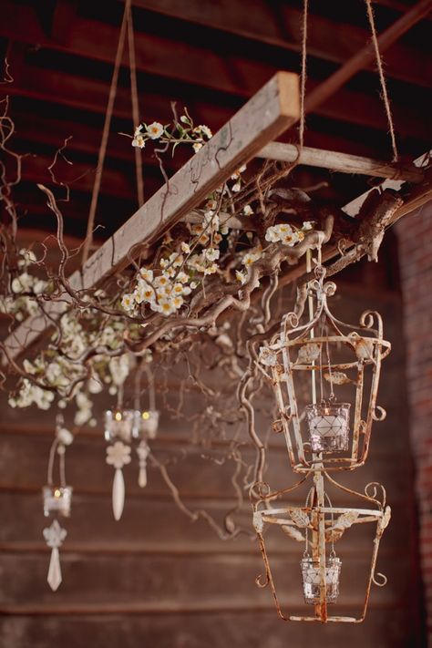 Ladder with driftwood and old lanterns chandelier wedding decor ideas Ladder Light Fixture, Ladder Chandelier, Chandelier Wedding Decor, Farmhouse Ladder, Hanging Ladder, Old Lanterns, Vintage Ladder, Deco Champetre, Wedding Chandelier