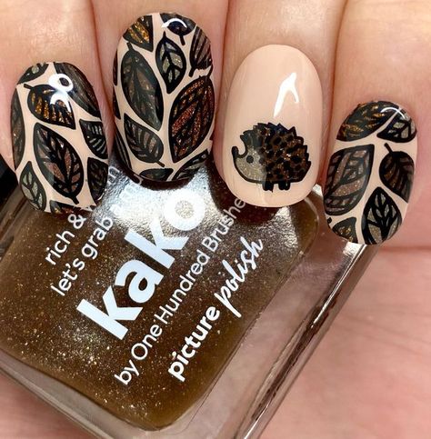 Bonfire Nails Design, Hedgehog Nails Design, Autumn Gonk Nails, Hedgehog Nail Art, Hedgehog Nails, Autumn Mushroom Nails, Woodland Nails, Fall Fox Nails, Fall Fox Nails Designs