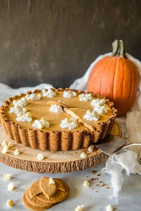 Pumpkin Cheesecake Aesthetic, Pumpkin Pie Pictures, Pumpkin Pie Aesthetic, Chocolate Pumpkin Cheesecake, Healthy Pumpkin Cheesecake, Traditional Pumpkin Pie, Cheesecake Tart, Favorite Holiday Desserts, Postres Halloween