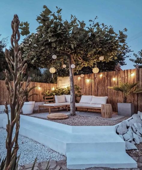 18 Dreamy Backyard Living Spaces For A Serene Outdoor Oasis Patio Exterior Ideas, Meditterean House, Backyard Living Spaces, Backyard Deck Ideas, Ibiza House, Dreamy Backyard, Creative Backyard, Enjoying Nature, Jacuzzi Outdoor