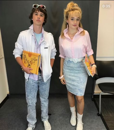 angela bts! Elodie Grace, Stranger Things Bts, 80s Aesthetic Outfits, 1987 Fashion, Stranger Things Outfit, Stranger Things Costume, Bobby Brown Stranger Things, Stranger Things Actors, Kid Cobra