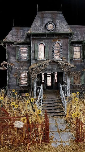 Halloween Diorama Ideas, Haunted House Model, Haunted Dollhouse Diy Ideas, Miniature Haunted House, Stephen King House, Spooky Dollhouse, Festa Rock Roll, Halloween Haunted House Diy, Halloween Birdhouse