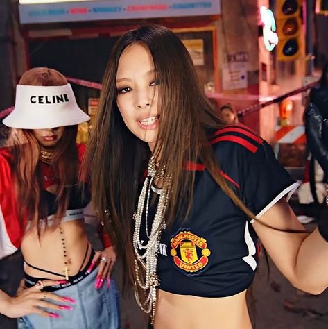 Manchester United Fans, Black Pink Background, Pink Venom, Stylish Photo Pose, Jersey Outfit, Camo Shirts, Blackpink Jennie, Sporty Style, Pop Fashion