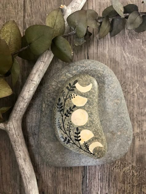 Leaf Rock Painting, Paint Rocks For Garden, Zen Painted Rocks, How To Display Painted Rocks, Boho Rock Painting Ideas, Witchy Rock Painting, Witch Rock Painting, Rock Crafts For Adults Diy Projects, Moon Painted Rocks