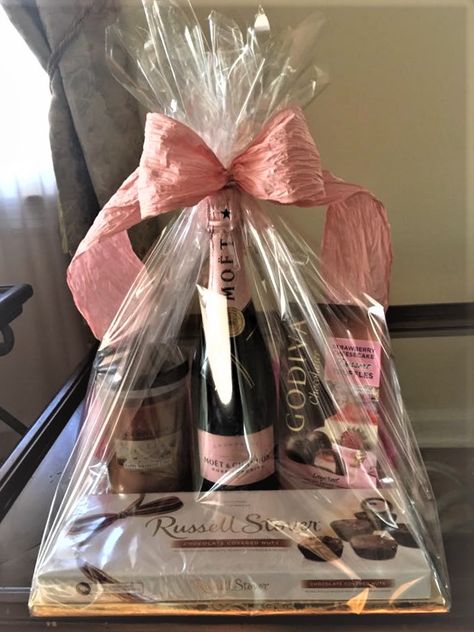 Box Ideas Gift, Valentines Day For Her, Diy Mother's Day Gift Basket, Alcohol Gift Baskets, Valentines Day Baskets, Valentine Gift Baskets, Valentine Baskets, Wine Gift Baskets, Wine Gift Boxes