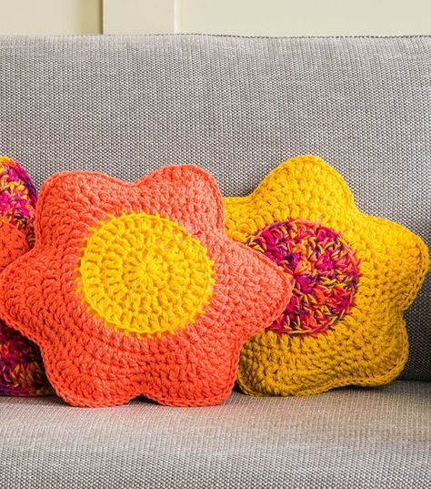 Flower Crochet Pillow, Crochet Flower Pillow, Flower Pillow Pattern, Crochet Pillow Cover, Crochet Pillow Pattern, Viking Sewing, Easy Crochet Patterns Free, Crochet Pillows, Flower Crochet