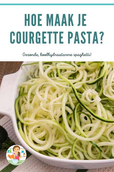 Courgettini, spaghetti gemaakt van courgettes. Een lekkere basis voor veel gezonde en koolhydraatarme maaltijden. Maar hoe maak je die slierten eigenlijk? En moet je het wel koken? Of bakken? Hier leer je hoe je courgette pasta kunt maken en hoe je het kunt bereiden. #recepten #koolhydraatarm #courgettepasta #courgette #spaghetti Courgetti Recipe, Courgette Recipes, Courgette Pasta, Veggie Recipes, Low Carb Recipes, Low Carb, Spaghetti, Pasta, Ethnic Recipes