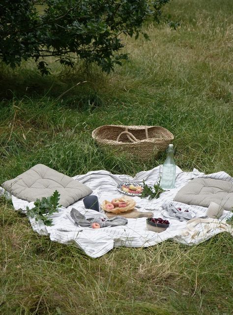 Alfresco Living, Natural Linen Tablecloth, Countryside Cottage, Simple Garden, Garden Picnic, Refreshing Summer Drinks, Dinner At Home, Green Bedroom, Reusable Cups