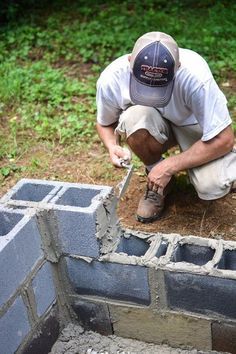 How to Build a Gorgeous Backyard Fire Pit from Cement Blocks Backyard Fire Pit Ideas, Cinder Block Fire Pit, Cement Ideas, Fire Pit Decor, Outside Fireplace, Backyard Fire Pit, Fire Pit Materials, Hamptons Decor, Fire Pit Ideas