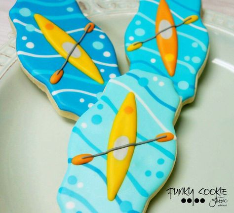 Kayak cookies by Funky Cookie Studio Camping Cookies, Summer Sugar Cookies, Beach Cookies, Iced Sugar Cookies, Summer Cookies, Easy Cake Decorating, Cookie Frosting, Creative Cookies, Fancy Cookies