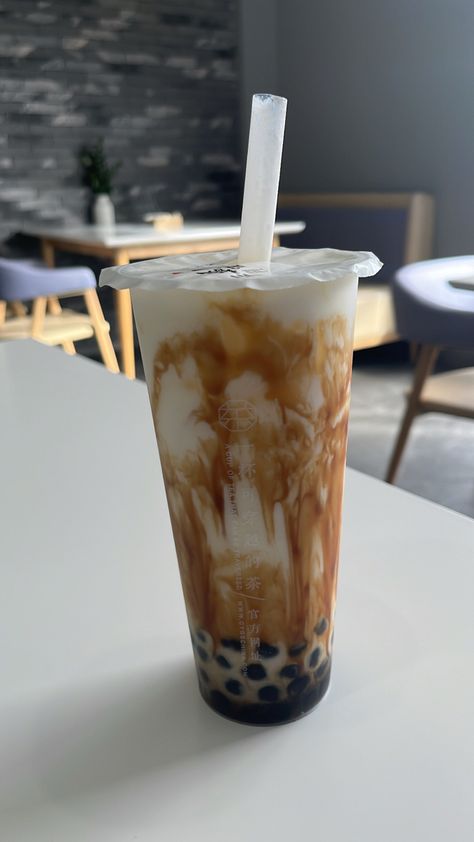 Brown Sugar Milk Tea, Brown Sugar Milk, Brown Sugar Boba, Bubble Tea Flavors, Bubble Tea Boba, Boba Drink, Bubble Milk Tea, Food Therapy, Yummy Comfort Food