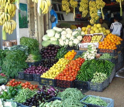 Free Green Screen Backgrounds, Mexican Vegetables, Fruit And Veg Shop, Produce Displays, Produce Stand, Fruit Love, Farmers Market Display, Store Shelves Design, Free Green Screen