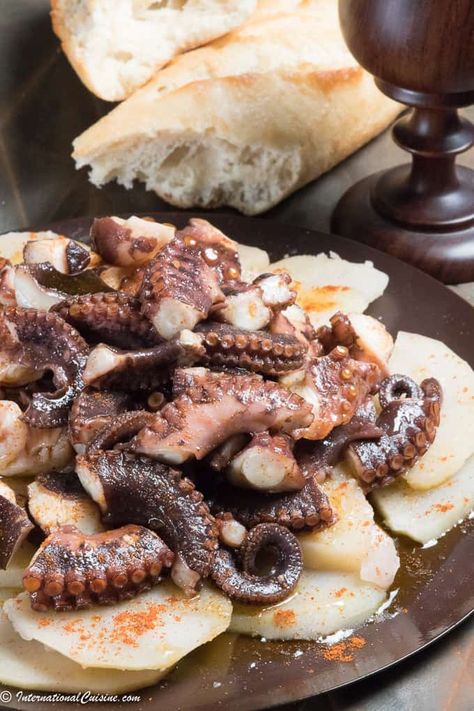 Octopus with potatoes comes from the Galician region of Spain and is a delicious tapa (appetizer). Mexican Octopus Recipes, Spanish Squid Recipes, Spanish Octopus, Octopus Tapas, Spanish Octopus And Potatoes, Foods From Spain Traditional, Foreign Cuisine, Snails Recipe, Spanish Olives