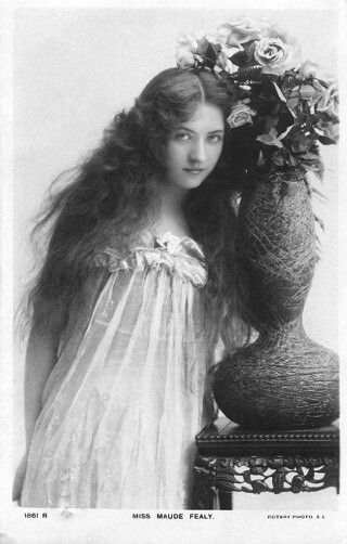 Maude Maude Fealy, Evelyn Nesbit, Gene Kelly, Mae West, Hur Man Målar, Dita Von Teese, Vintage Portraits, Brigitte Bardot, White Photo