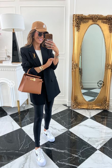 Blazer And Sneakers Outfit, Styling Faux Leather Leggings, Leather Leggings Outfit Casual, Fall Outfits Oversized, White Tank Bodysuit, Black Leather Leggings Outfit, Sneaker Outfit Fall, Oversized Black Blazer, Oversized Blazer Outfit