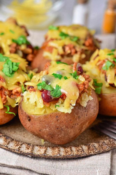 Oven baked red potatoes stuffed with chili are great. Serve as a side dish with crispy skins and fluffy inside with some olive oil and salt. Instant Pot Red Potatoes, Baked Red Potatoes, Food Truck Menu, Making Baked Potatoes, Small Red Potatoes, Best Food Trucks, Gluten Free Sides Dishes, Baked Potato Recipes, Healthy Family Meals