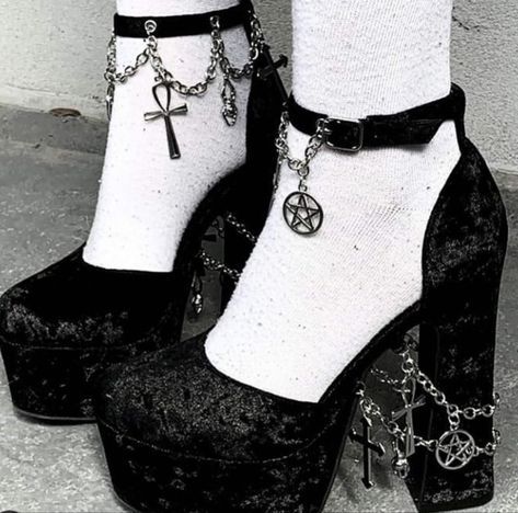 Badgirl Aesthetics, Gothic Platforms, Gothic Heels, Goth Heels, Goth Platforms, Goth Prom, Goth Outfit Ideas, Tumblr Grunge, Goth Shoes