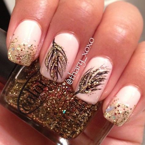 Fall themed nail art with gold glitter coupled with leaf details in black polish. Feather Nail Art, Feather Nails, Fall Nail Art Designs, Nail Art Glitter, Makijaż Smokey Eye, Fall Nail Art, Nagel Inspo, Pedicures, Fall Nail